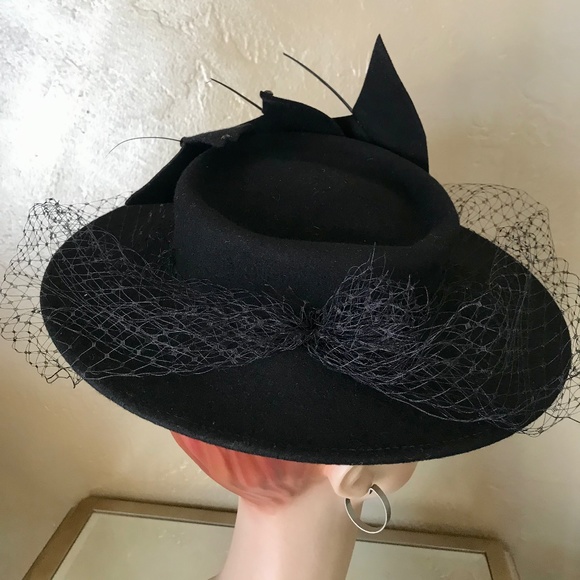 DRAMATIC 1940s BLACK FELT WIDE BRIM HAT WITH 2 FELT \